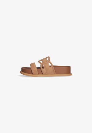 Sandali in suede con un design a doppia fascia color marrone chiaro, dotati di una suola in gomma piatta e una leggera piattaforma per un'altezza aggiuntiva.