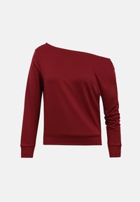 Ελαφρώς χαλαρή σκοτεινό κόκκινη μπλούζα με μακριά μανίκια χωρίς ώμους, με εφαρμοστά μανίκια και χαλαρή γραμμή σε απλό φόντο.