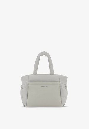 Lichtgrijze totebag met een gewatteerd ontwerp, dubbele handvaten en een voorvak. Heeft een gladde textuur en een minimalistische logodetail.