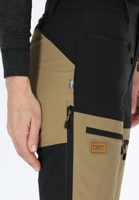 Swedemount Pantaloncini sportivi - black khaki