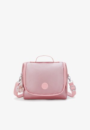 Sac d'épaule rectangulaire rose avec poignée supérieure, fermeture éclair et un petit porte-clés singe attaché à la sangle.