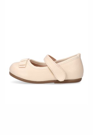 Zapato Mary Jane de cuero beige con punta redondeada, detalle de lazo en la parte delantera y correa de Velcro para un ajuste ajustable. Suela de goma plana.