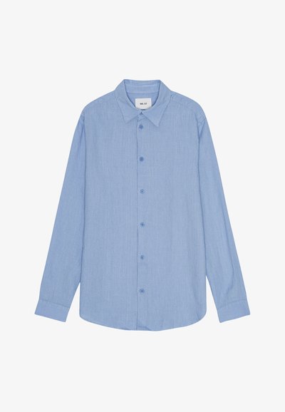 Lys blå langærmet skjorte lavet af vævet stof, med spids krave, knaplukning foran og enknapsmanchetter.