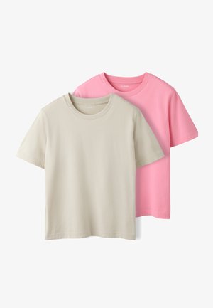 To ensfarvede t-shirts med korte ærmer, en beige foran og en pink bagved, vist på en hvid baggrund.