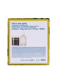 Geschenkset-Verpackung für Dark Rum mit einer schwarzen Votivkerze und einer durchsichtigen Parfümflasche. Gelb-blaue gestreifte Akzente auf der Schachtel.