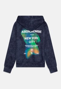 Sudadera azul marino con una textura suave. Presenta un diseño gráfico colorido con el texto "Abercrombie and Fitch" y "New York City". Incluye un bolsillo tipo canguro.
