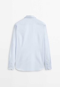 Lichtblauwe blouse met lange mouwen, standaard kraag, knoopmanchetten en een gladde textuur; heeft een afgeronde zoom en rugnaden.
