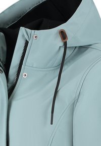 Lichtblauwe waterdichte jas met een capuchon, voorzien van zwarte trekkoorden, zilveren drukknoopjes en een strak ontwerp met een rits aan de voorkant.