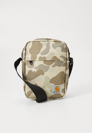 Kompakt rektangulær skuldertaske med beige og lys brun camouflage-mønster, sort justerbar rem, lynlåslomme foran og Carhartt-logo patch.