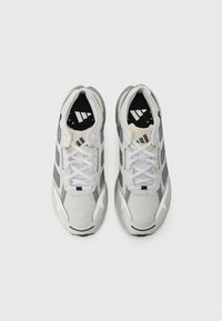 Hvite mesh sneakers med grå detaljer, rund tå, snøring, polstret krage, teksturert såle og merket innersåle.