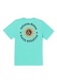 Turkusowa bawełniana koszulka z okrągłym wzorem przedstawiającym promienie słoneczne oraz napisem "Volcom Stone" i "Earth Tripping" w czerni i pomarańczu.