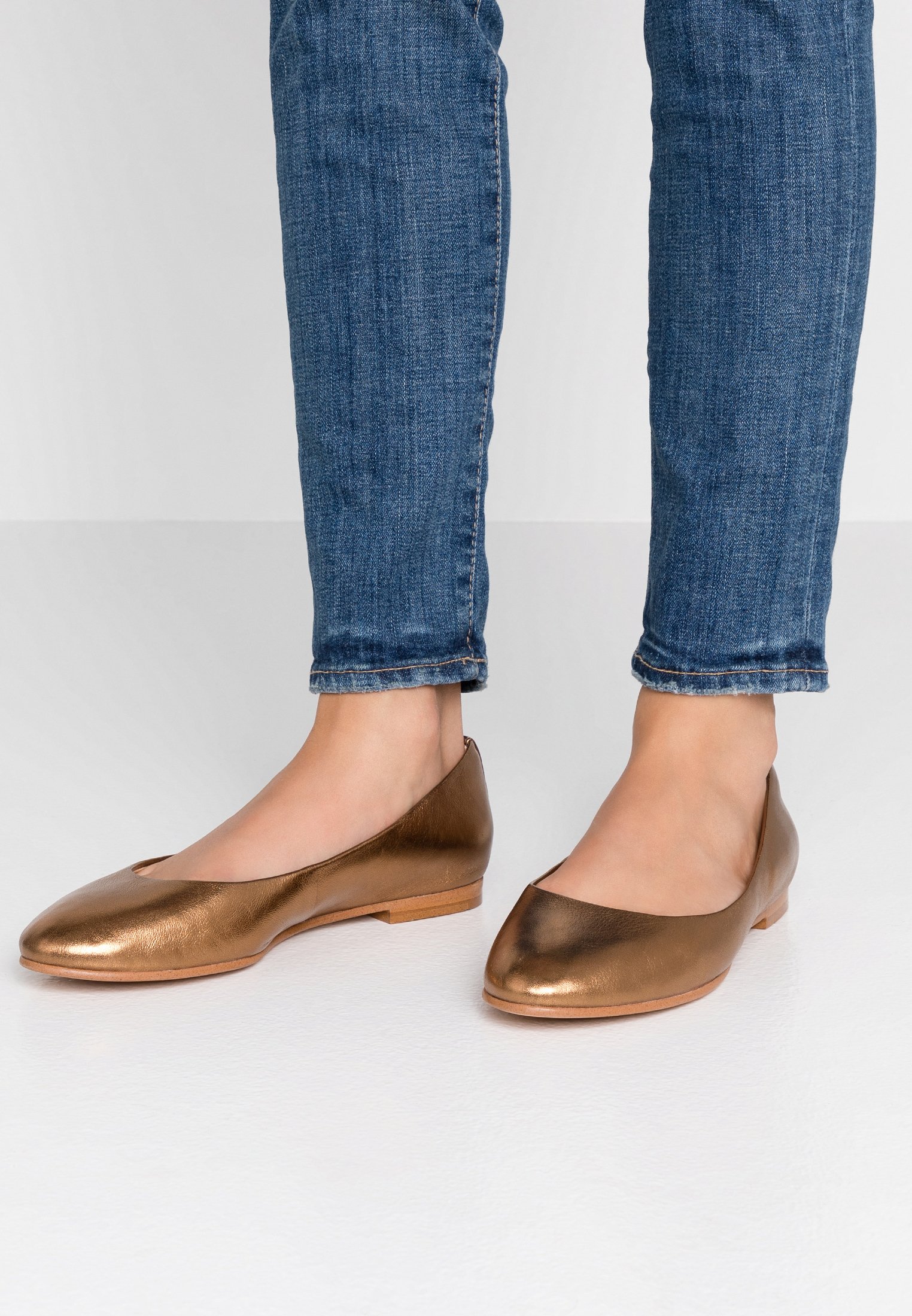 clarks pumps gold