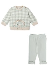 Sudadera a cuadros verde claro con diseño de erizo y puños beige, combinada con pantalones verdes claros con dobladillos enrollados. Material de algodón suave.