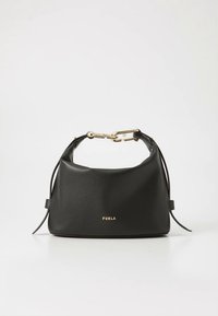 Zwarte leren handtas met een gevormd ontwerp, voorzien van een sluiting met goudkleurig beslag en een subtiel logo aan de voorkant. Gladde textuur met koordjes aan de zijkanten.