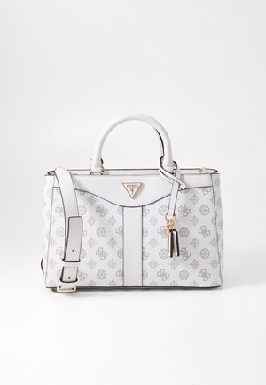 Biała torebka Guess z jasnoszarym wzorem logo, górnymi uchwytami, odpinanym paskiem oraz detalami z zawieszkami w kolorze złotym na froncie.