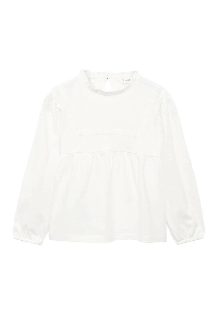 Bílá dlouhá halenka s dlouhými rukávy vyrobená z měkké tkaniny, s vysokým výstřihem, nařasením na hrudi a elastickými manžetami.