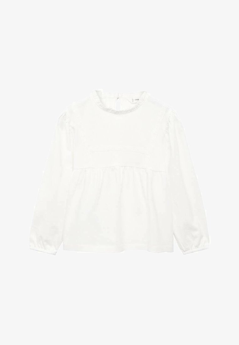 Bílá dlouhá halenka s dlouhými rukávy vyrobená z měkké tkaniny, s vysokým výstřihem, nařasením na hrudi a elastickými manžetami.