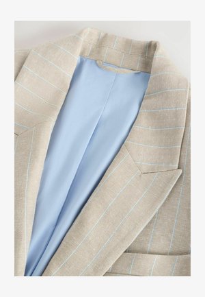 Beige Blazer mit dünnen hellblauen Nadelstreifen und hellblauem Innenfutter, das den detaillierten Revers- und Kragenbereich zeigt.