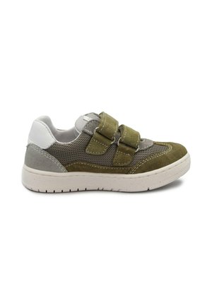 Sneaker basso per bambini in grigio e oliva con tallone bianco, caratterizzato da mesh traspirante, pannelli in camoscio e due cinturini regolabili in Velcro.