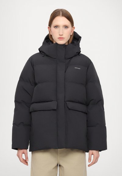 Veste rembourrée noire avec capuche, dotée de grandes poches avant et d'une fermeture éclair. Texture lisse avec un design minimaliste et un détail de logo.
