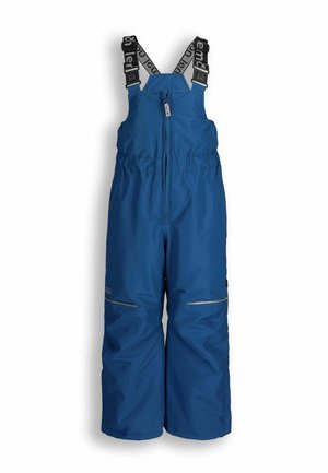 Niebieskie wodoodporne kombinezony narciarskie z regulowanymi czarnymi szelkami na ramiona, przednim zamkiem błyskawicznym i odblaskowymi akcentami na nogawkach. Gładka faktura, izolowany fason.