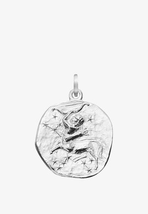 Runder silberner Anhänger mit einer detaillierten Gravur eines Zentauren mit Sternen, strukturierter Oberfläche und einer kleinen Öse zur Befestigung.