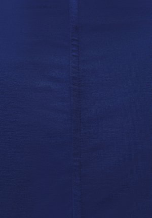 Close-up van donkerblauwe stof met zichtbare verticale naadstiksels in het midden, die de gebreide textuur en lichte glans tonen.