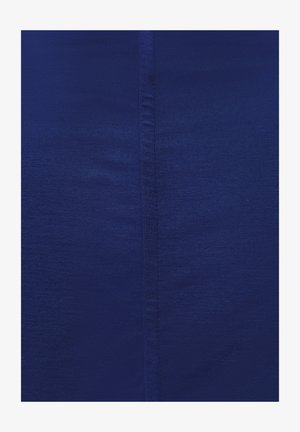 Close-up van donkerblauwe stof met zichtbare verticale naadstiksels in het midden, die de gebreide textuur en lichte glans tonen.