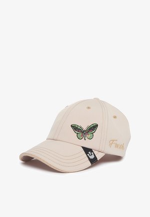 Gorra de béisbol beige con un bordado de mariposa verde y púrpura en la parte frontal y la palabra "Fresh" cosida en dorado. Etiqueta negra en el costado.