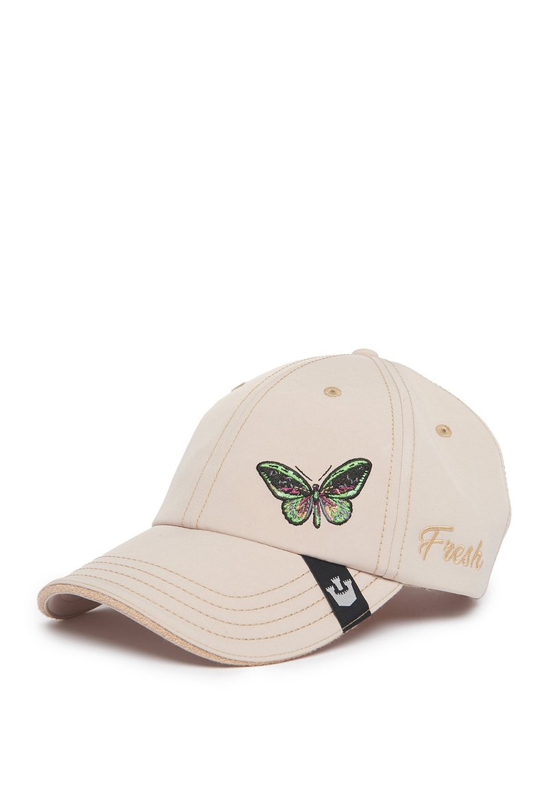 Gorra de béisbol beige con un bordado de mariposa verde y púrpura en la parte frontal y la palabra "Fresh" cosida en dorado. Etiqueta negra en el costado.