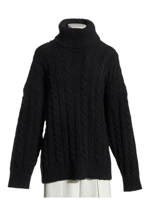 Sort kabelstrikket rullekravesweater med lange ærmer og ribstrikkede manchetter vist på en hvid mannequin-torso.