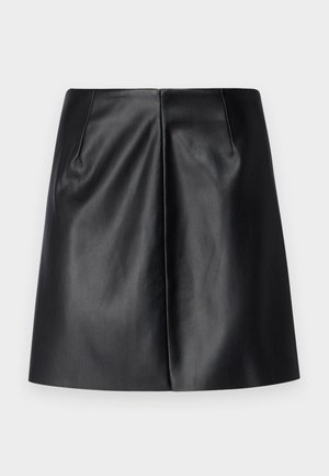Falda de cuero negra con una textura suave, que presenta dos pliegues frontales y una silueta recta. Sin hardware ni patrones visibles.