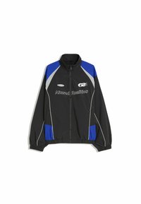 Zwarte zip-up jas met blauwe en grijze panelen, elastische manchetten en onderkant, en witte tekst met "Altered Realities" op de borst.