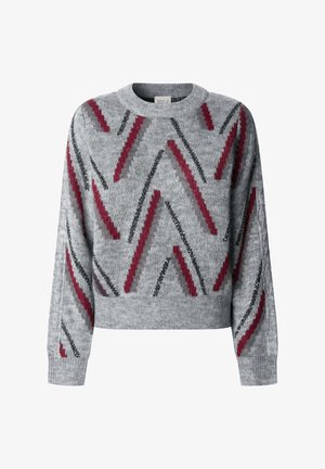 Grijze trui met een ronde hals en lange mouwen, versierd met een zigzagpatroon in bordeauxrood en zwart, gemaakt van een zacht gebreid materiaal.