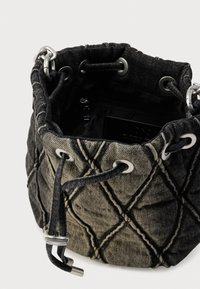 Torbica model bucket od trapera u crnoj i sivoj boji s prošivenim uzorkom, srebrnim detaljima, podesivim zatvaračem na vezicu i podstavljenim unutarnjim dijelom.