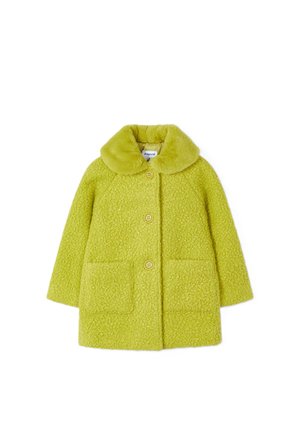 Cappotto verde in misto lana con superficie strutturata, colletto arrotondato, tre bottoni e due tasche frontali.