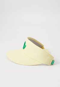 Visor de algodão amarelo com uma aba larga, apresentando um logótipo verde bordado na parte da frente e uma pequena etiqueta verde na lateral.