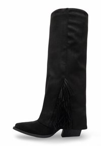Bottes noires montantes en suède, à bout pointu et à talon épais ; des détails frangés sur les côtés ajoutent un intérêt visuel.