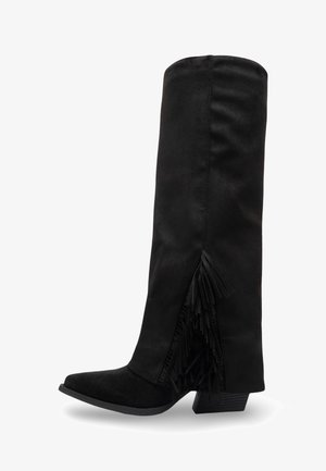 Bottes noires montantes en suède, à bout pointu et à talon épais ; des détails frangés sur les côtés ajoutent un intérêt visuel.