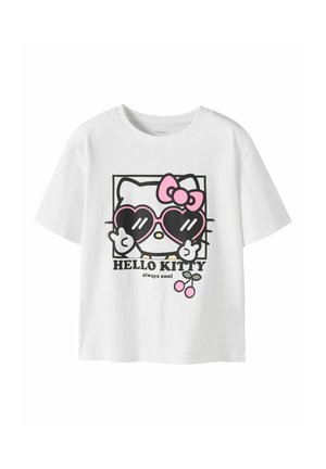 T-shirt blanc avec Hello Kitty portant des lunettes de soleil en forme de cœur, un nœud rose, des signes de paix et le texte « HELLO KITTY toujours cool » avec des cerises.
