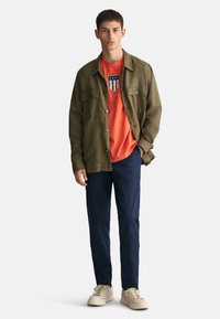 GANT REG ARCHIVE SHIELD - Camiseta estampada - burnt orange