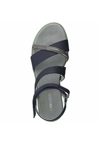 Sandale bleu foncé avec plusieurs sangles perforées et un accent métallique. Semelle intérieure texturée et bride de cheville ajustable pour un maintien sécurisé.