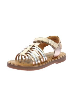 Sandalia de oro y plata con un diseño abierto, cuenta con correas metálicas y una suela marrón, correa ajustable y plantilla acolchada.