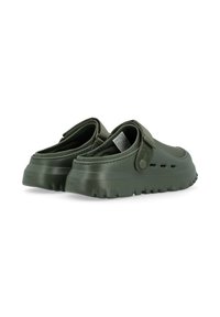 Scarpe slip-on verdi realizzate in gomma testurizzata, con un'apertura ampia, cinturino in Velcro e suola resistente con scanalature per una migliore aderenza.