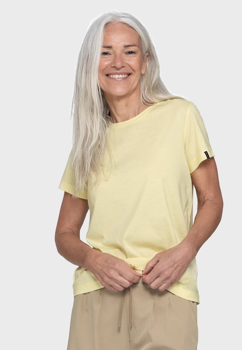 Gelbes Kurzarm-T-Shirt aus einem weichen, leichten Stoff. Rundhalsausschnitt, mit einem Logo-Tag am linken Ärmel. Glatte Textur.