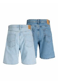 Shorts de mezclilla en dos tonos de azul, con un corte clásico, diseño de cinco bolsillos y un sutil acabado texturizado con parches de cuero de marca.