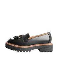 Musthave musta nahast loafer, millel on dekoratiivne kaar, pakse ja tekstuurse kummitald ning kontrastne õmblus äärtes.