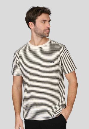 T-shirt à manches courtes rayé en crème avec des rayures horizontales marines. Il présente un col rond et un petit logo sur la zone de la poitrine gauche.