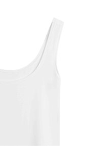 Débardeur blanc avec un encolure ronde et des fines bretelles. Fabriqué dans un tissu léger et lisse. Design simple sans motifs ni accents visibles.