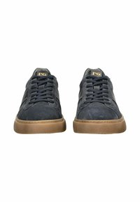 Sneakers in suede grigio scuro con punta rotonda, lacci piatti e suola in gomma testurizzata. Presentano accenti neri a contrasto e un logo sulla linguetta.